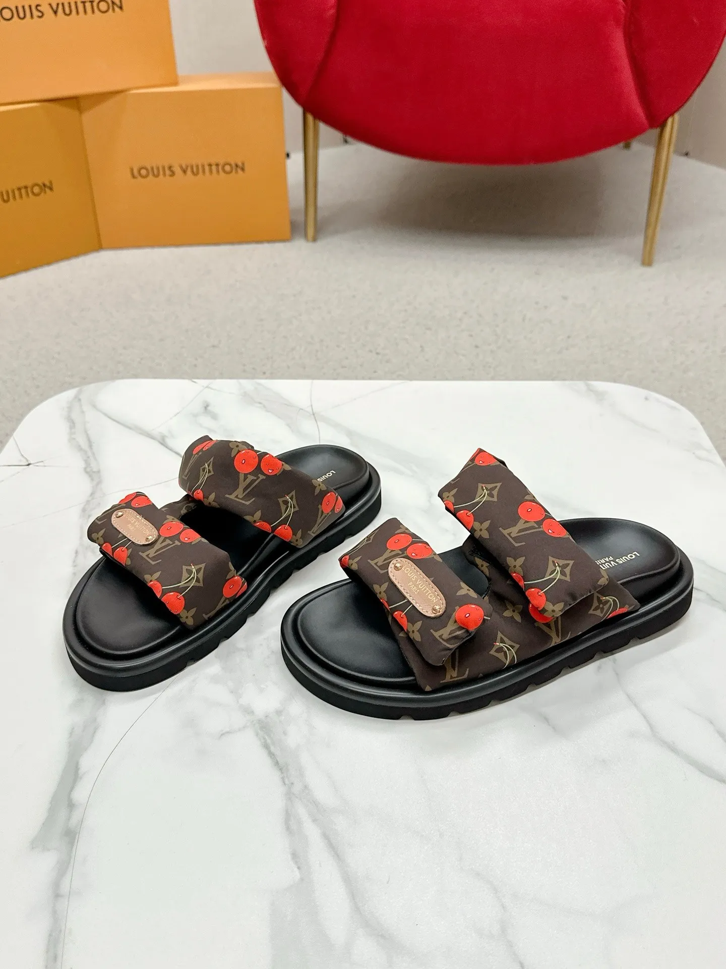 P340 yuan LV Louis Vuitton Full of high-end feel! A popular model among bloggers at home and abroad, it’s retro and fashionable, and looks stunning on your feet! Mainly recommended model on the official website★ ━━━━━ ЅᏇєєt ━━━━━ ▪️Upper: original calfskin ➕5D printing process ▪️Inner: imported mixed sheepskin ▪️Outsole: original molded foam outsole ▪️Size: Female 35-40 Men's 39-44 (women's 41 men's 45)